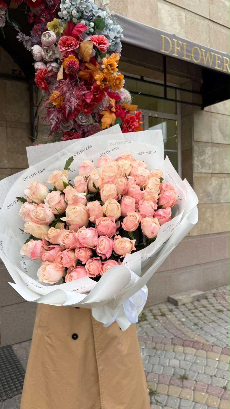 Персиковые розы DFLOWERS у входа в магазин
